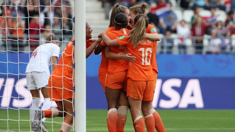 Frauenfußball-WM: Die Niederländerinnen feiern das zweite Tor.