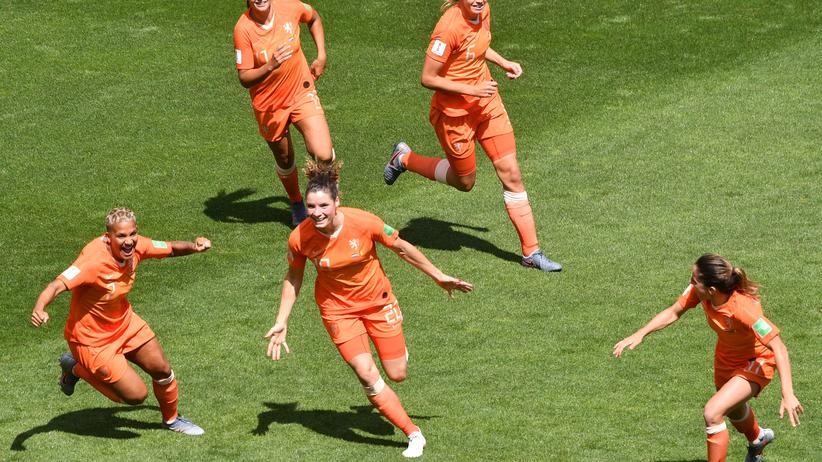 Frauenfußball-WM: Die Niederländerinnen freuen sich über ein Tor.
