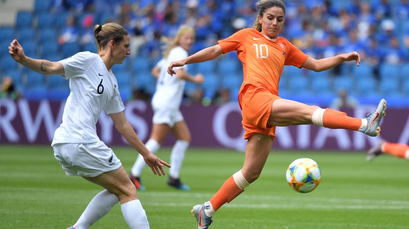 Frauenfußball-WM: Neuseelands Verteidigerin Rebekah Stott (links) ringt mit der niederländischen Mittelfeldspielerin Daniëlle van de Donk um den Ball.
