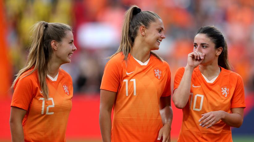 World Cup Women: It could be a World Cup star: Hollands Lieke Martens (center)