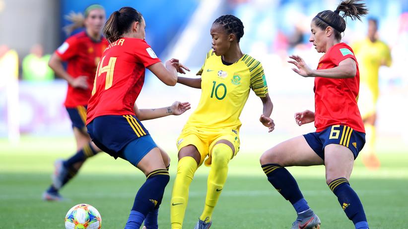 Liveticker zur Frauenfußball-WM: Linda Motlhalo, Südafrika (Mitte) im Duell mit Virginia Torrecilla und Vicky Losada, Spanien