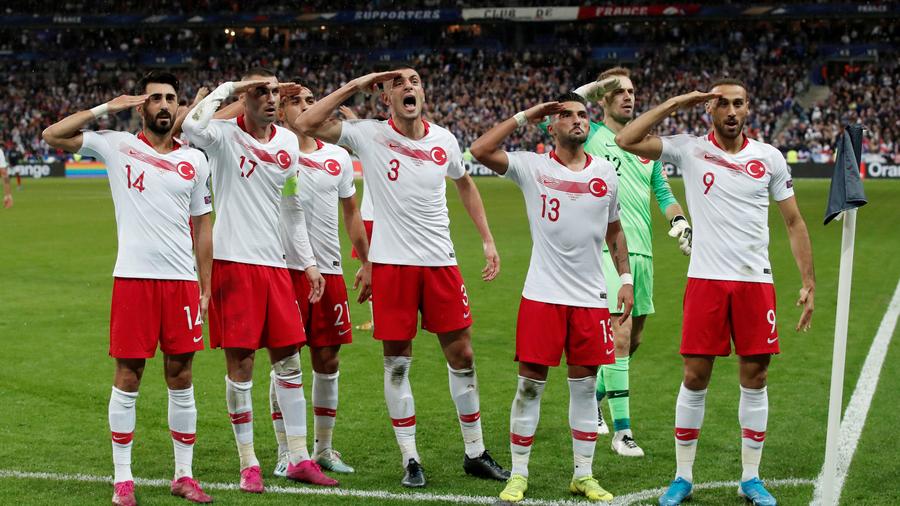 Militargruss Turkische Fussballnationalspieler Salutieren Erneut Zeit Online