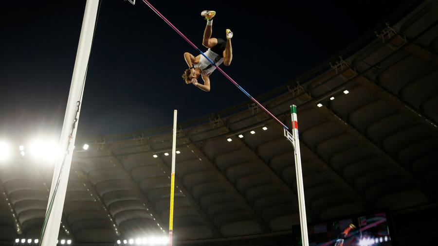 Diamond League Meeting Armand Duplantis Verbessert Weltrekord Im Freiluft Stabhochsprung Zeit Online