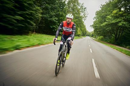 Rennradfahren: "Fahren Sie mal so 40 bis 50 Stundenkilometer für die Bilder", sagt Jens Voigt zum Fotografen, der im Auto vorausfährt.