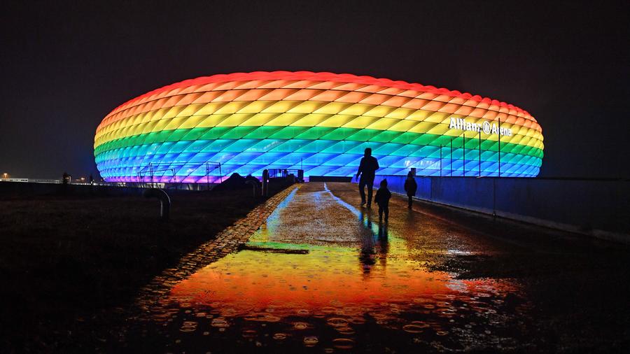 Stadion In Regenbogenfarben Bundestagsvizeprasidentin Roth Sieht Glaubwurdigkeit Der Uefa Verloren Zeit Online