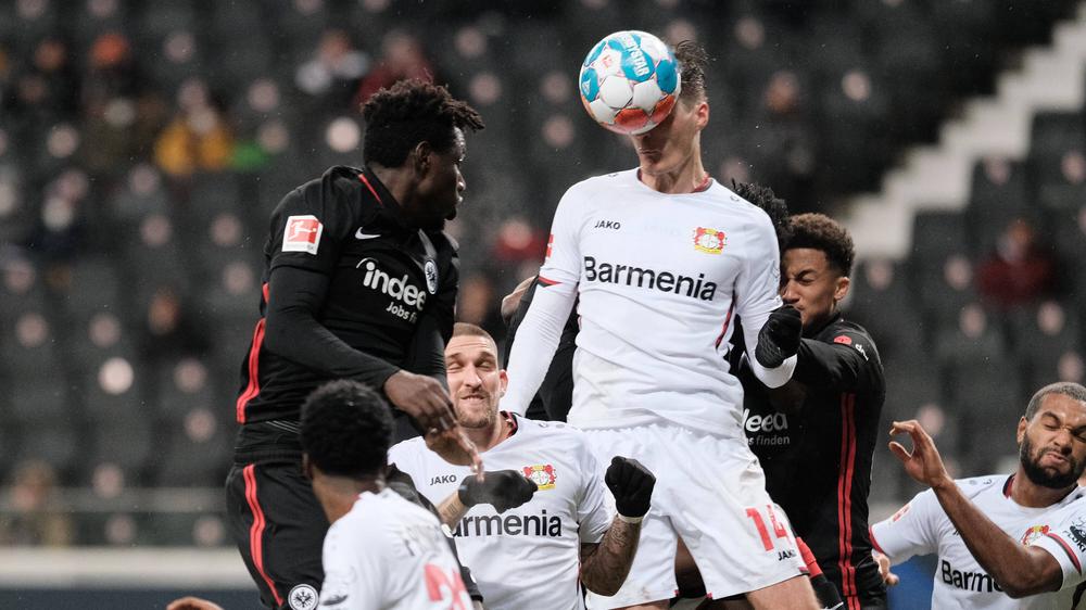 Bundesliga, 15. Spieltag: Leverkusener Patrik Schick (am Ball) erzielte beide Tore bei der 2:5-Niederlage seines Teams gegen Eintracht Frankfurt.