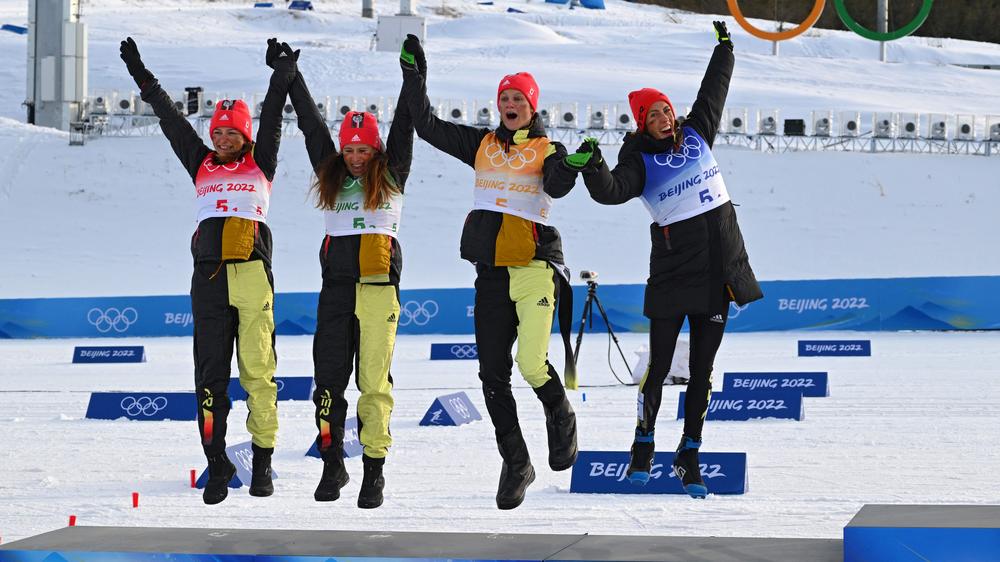 Olympische Winterspiele: Katherine Sauerbrey, Katharina Hennig, Victoria Carl und Sofie Krehl freuen sich über ihre Silbermedaille.
