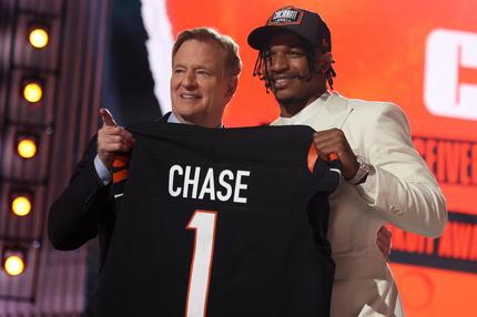 Der NFL-Chef Roger Goodell während dem 2021er Draft mit Ja'Marr Chase, der von den Cincinnati Bengals ausgewählt wurde.