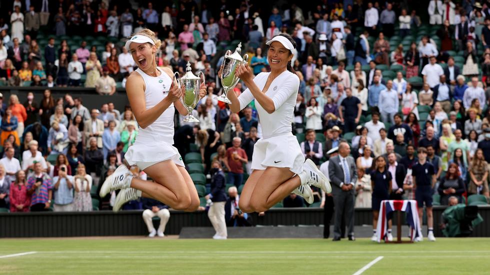 Tennis: Elise Mertens und Hsieh Su-wei nach dem Gewinn des Finales im Damendoppel 2021 in Wimbledon