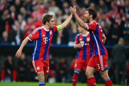 Xabi Alonso: Xabi Alonso und Philipp Lahm im Trikot von Bayern München (2015)