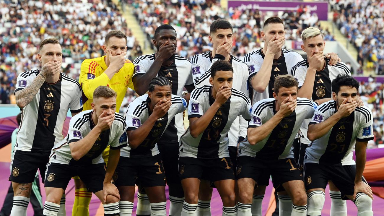 WM in Katar DFB-Spieler halten sich beim Gruppenfoto den Mund zu ZEIT ONLINE