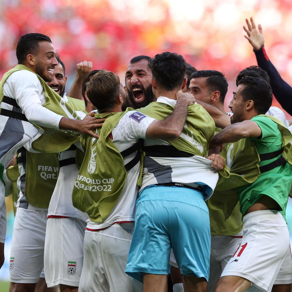 Fußball-WM 2022 Iran siegt gegen Wales in der Nachspielzeit ZEIT ONLINE
