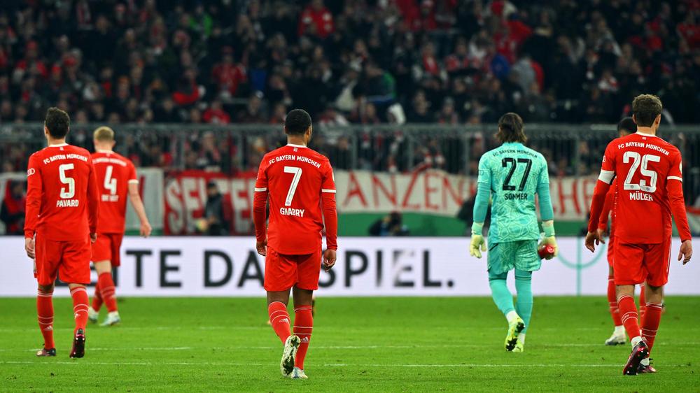 DFB-Pokal: Bayerns Spieler verlassen nach der Niederlage gegen den SC Freiburg enttäuscht den Platz. 