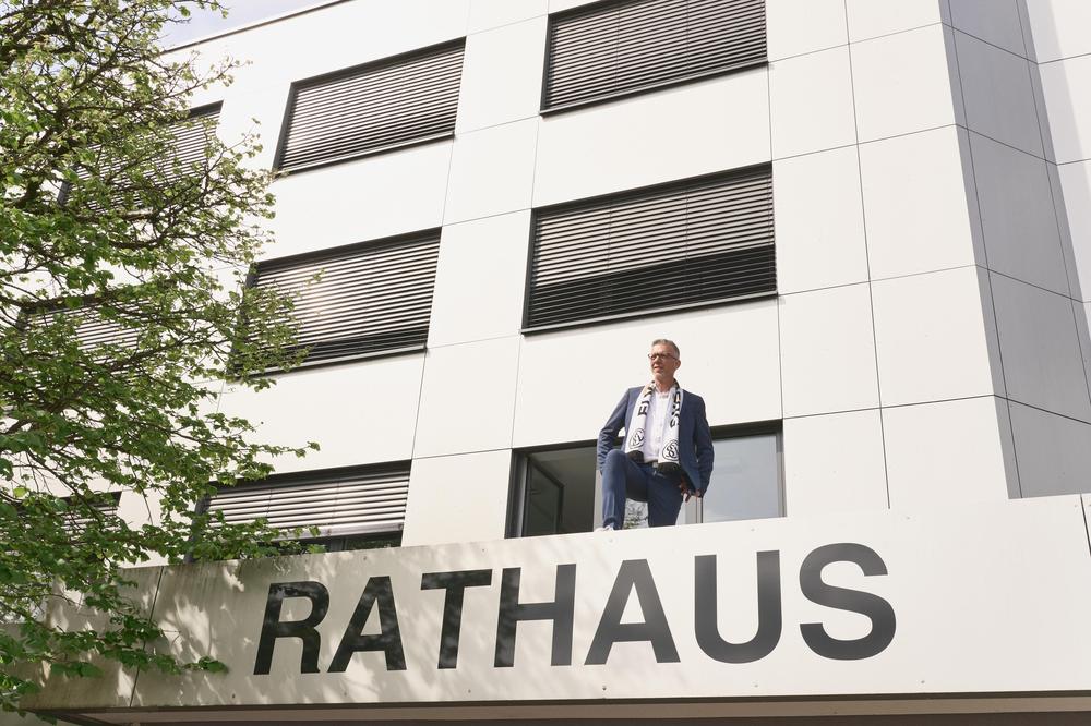 SV Elversberg: Warum dieser Bürgermeister aus seinem Fenster klettert ...