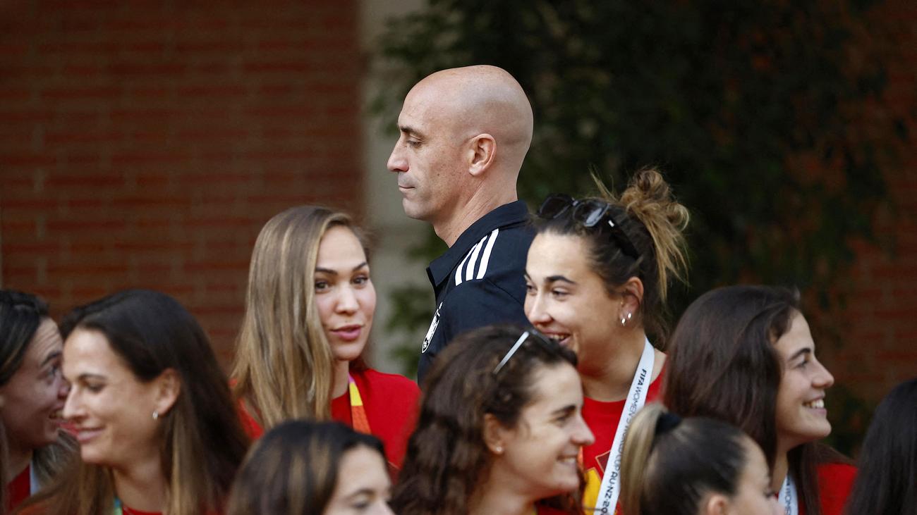 Escándalo de besos: la autoridad deportiva española pide la suspensión de Luis Rubiales