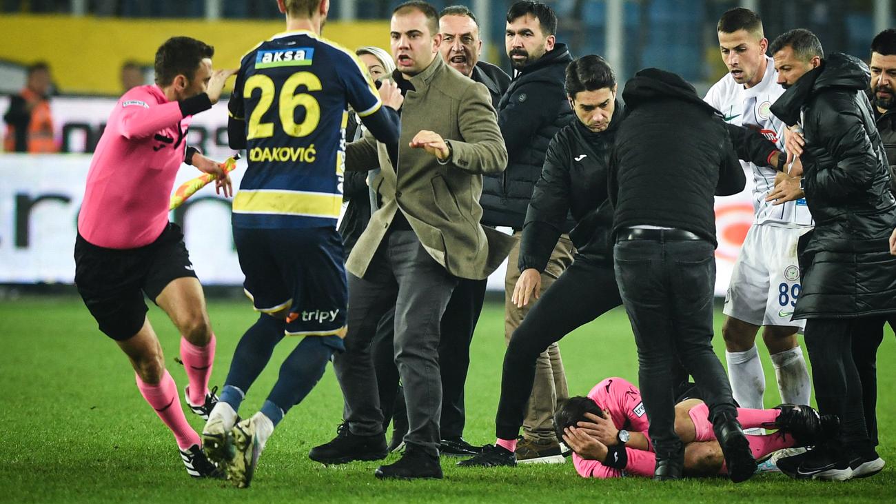 Turquie : la Fédération turque de football arrête tous les matchs après des violences