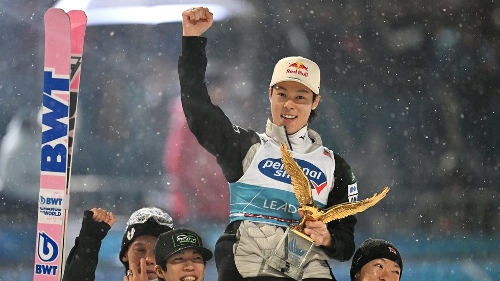 Vierschanzentournee Skispringer Ryoyu Kobayashi gewinnt