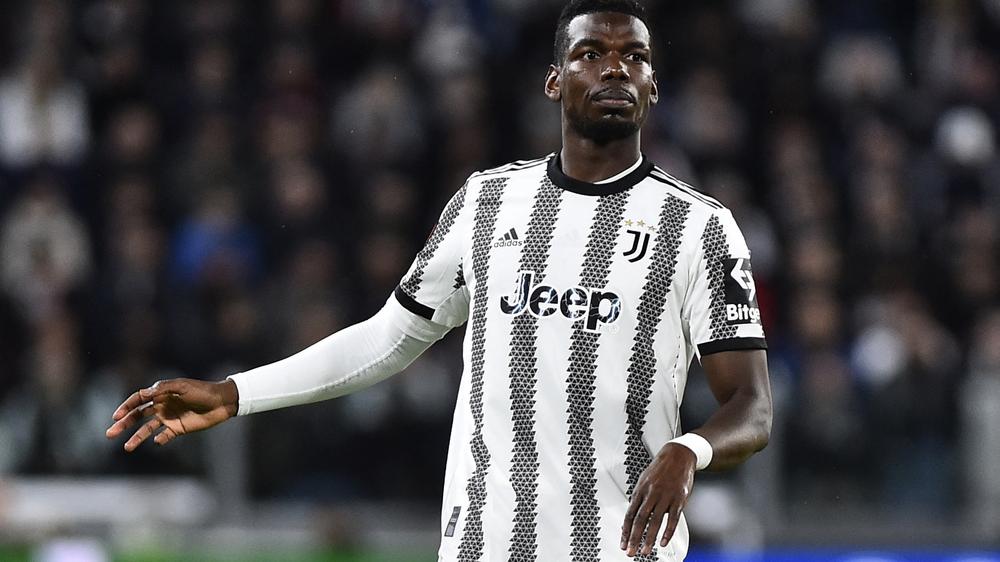 Juventus Turin: Der Fußball-Profi Paul Pogba wurde für vier Jahre gesperrt. Er gab zu, ein Nahrungsmittelergänzungsmittel eingenommen zu haben, auf dessen Beipackzettel auf leistungsfördernde Substanzen hingewiesen worden sei. 