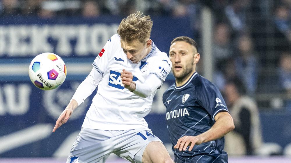 Bundesliga, 31. Spieltag: Hoffenheims Maximilian Beier (links) und Ivan Ordets vom VfL Bochum kämpfen um den Ball.  