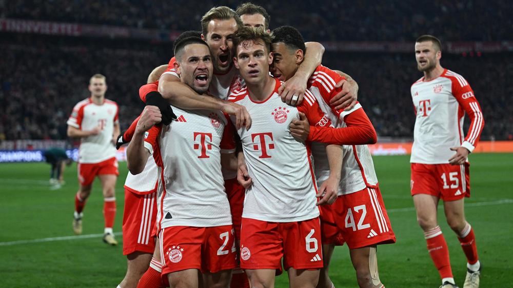 Champions League: Die Bayern bejubeln den Treffer von Joshua Kimmich.