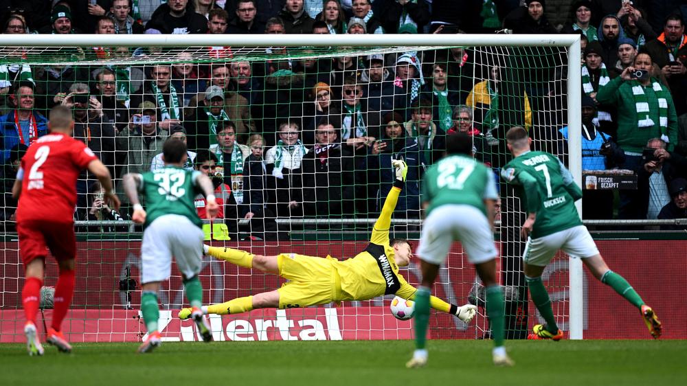 Bundesliga, 30. Spieltag – Sonntag: Marvin Ducksch bringt Bremen mit einem Elfmeter in der 28. Minute in Führung.
