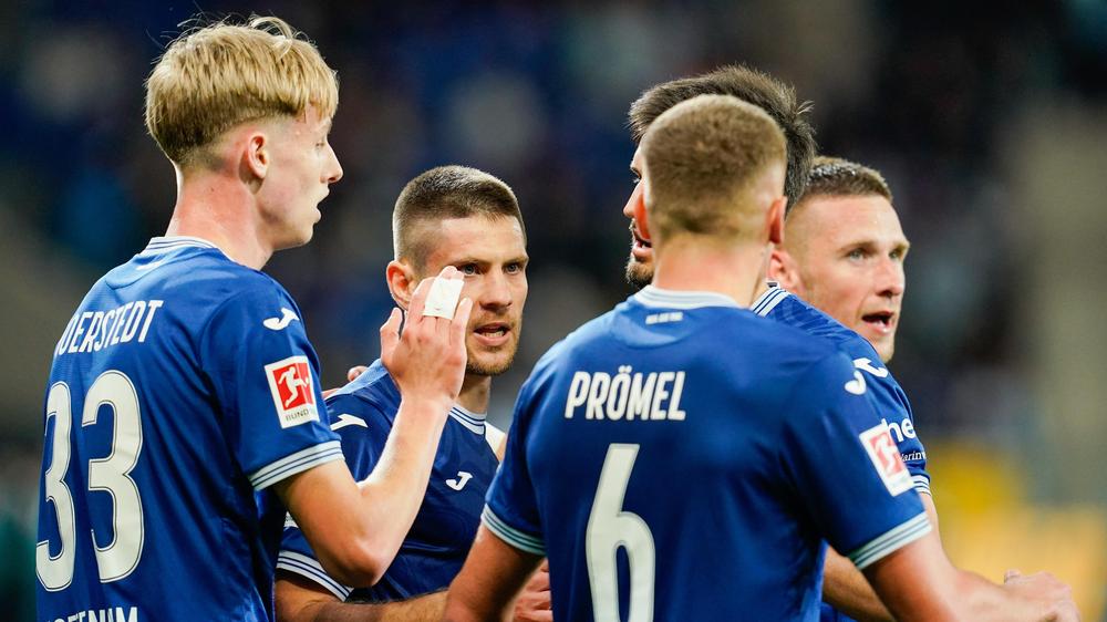  Bundesliga, 32. Spieltag: Hoffenheims Torschütze Andrej Kramarić (Zweiter von links) jubelt mit Mannschaftskollegen über das Tor zum 1:1.