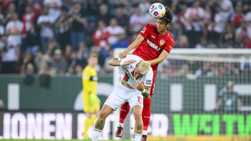 Bundesliga, 33. Spieltag: Augsburgs Phillip Tietz im Duell mit Stuttgarts Hiroki Ito