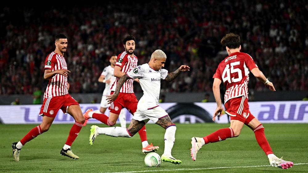 Fußball: Olympiakos schlägt Florenz im Finale der Europa Conference ...