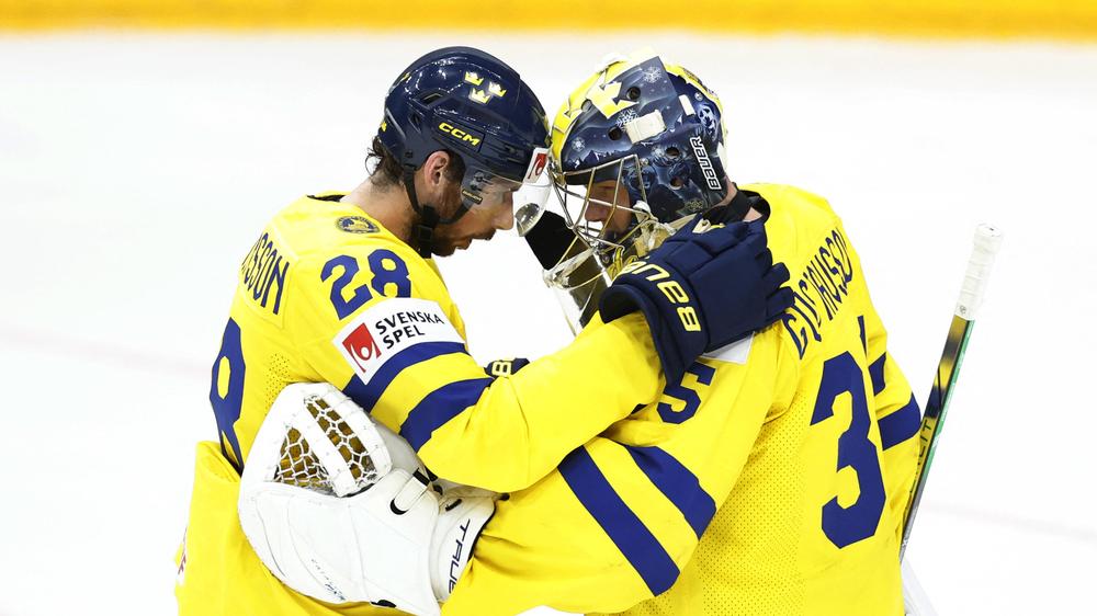 Eishockey-Weltmeisterschaft: Die Schweden Marcus Pettersson und Filip Gustavsson feiern nach dem Gewinn des Spiels um die Bronzemedaille in Prag.