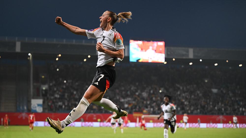 Fußball-Europameisterschaft der Frauen: Nationalspielerin Lea Schüller jubelt über ihr Tor zum 2:1 im Rostocker Ostseestadion.