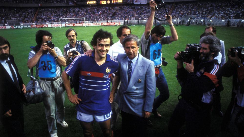 Europameisterschaft 1984: Michel Platini (links) und Frankreichs Nationaltrainer Michel Hidalgo posieren vor den Fotografen
