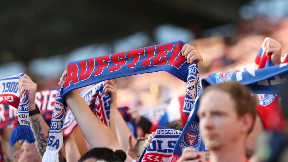 Fußball: Nach einer sehr erfolgreichen Saison konnten die Kieler noch vor Saisonende den Aufstieg im eigenen Stadion sichern.