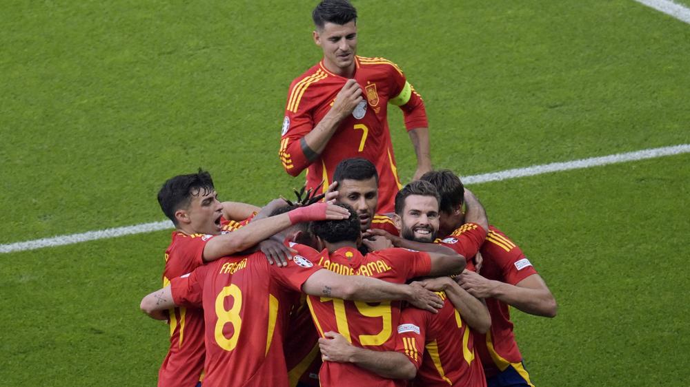 Fußball-Europameisterschaft, Gruppe B: Der spanische Nationalspieler Dani Carvajal feiert mit seinen Teamkollegen sein Tor im dritten Spiel der Fußball-Europameisterschaft gegen Kroatien. 
