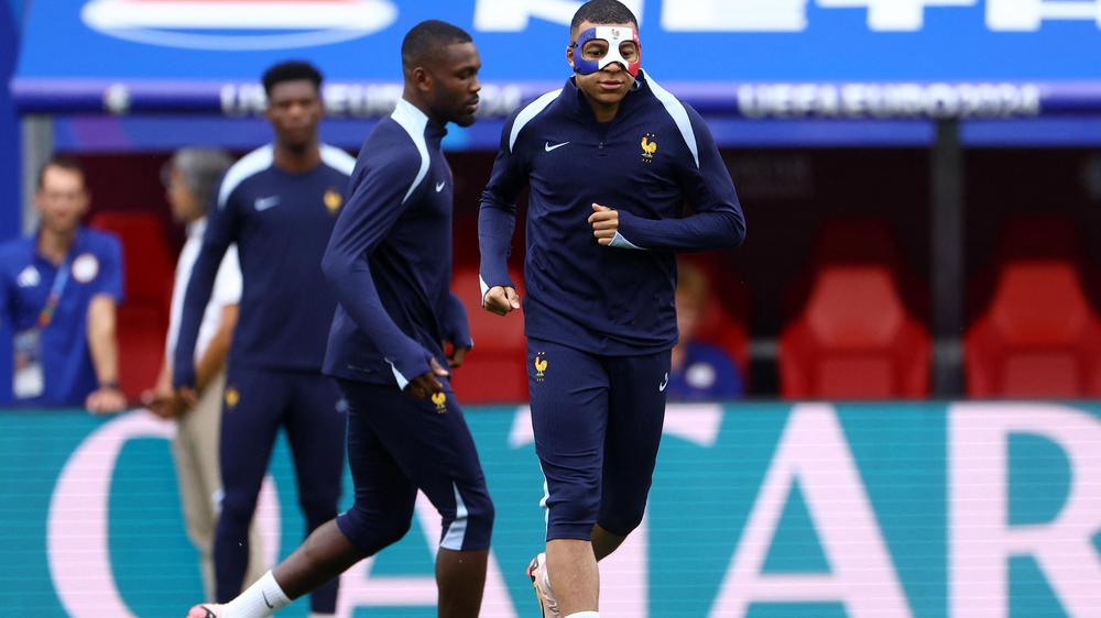 Französische Nationalmannschaft: Kylian Mbappé trägt beim Training im Leipziger Stadion am 20. Juni eine Maske in den französischen Nationalfarben