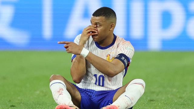 Fußball-EM: Frankreich siegt, bangt und blutet