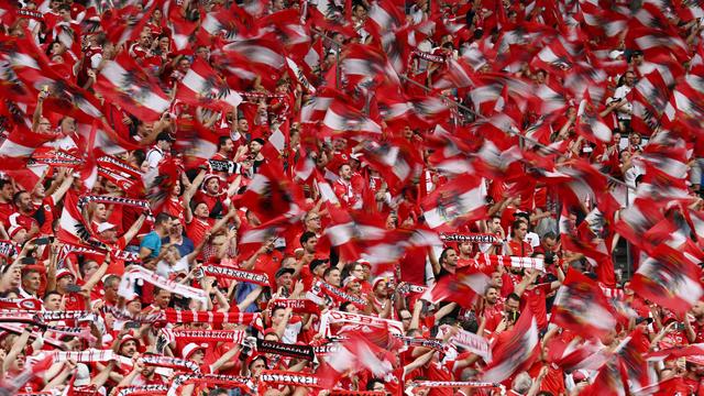 Fußball-EM: Fans zeigen nach EM-Spiel rechtsextremes Banner im Österreich-Block