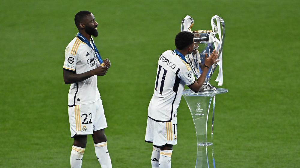 Champions-League-Finale: Antonio Rüdiger und Rodrygo mit dem Pokal