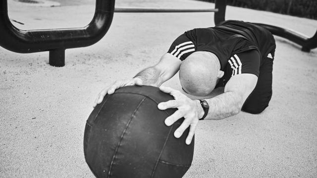 Fitnessübung: Der Stretch mit Ball