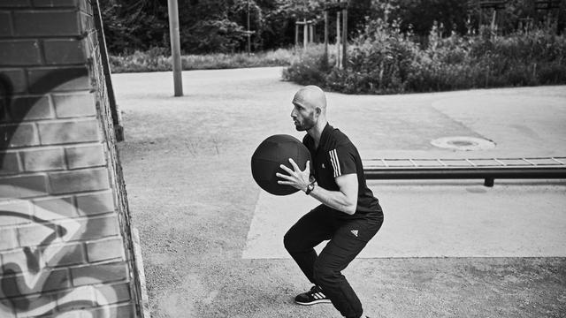 Fitnessübung: Die Medizinball-Kniebeuge