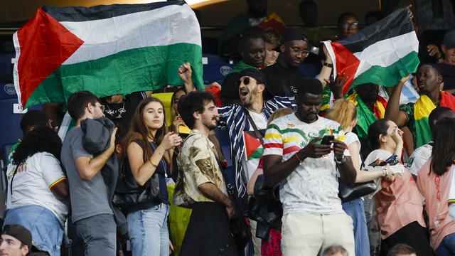 Olympisches Fußballturnier: Polizei, Pfiffe und Palästina-Fahnen bei Israels Olympia-Debüt