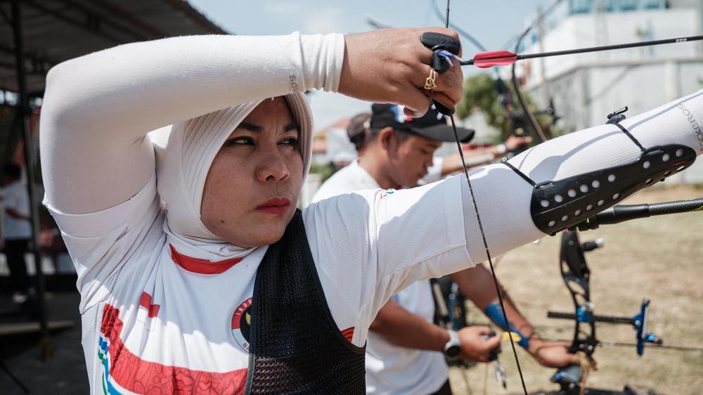 Paralympische Spiele 2024: Medaillen im Blick: Rund 4.400 Athletinnen kämpfen bei den Paralympischen Spielen in 22 Sportarten um den Sieg – unter anderem im Para-Bogenschießen, wie hier die Indonesierin Wahyu Retno Wulandari.