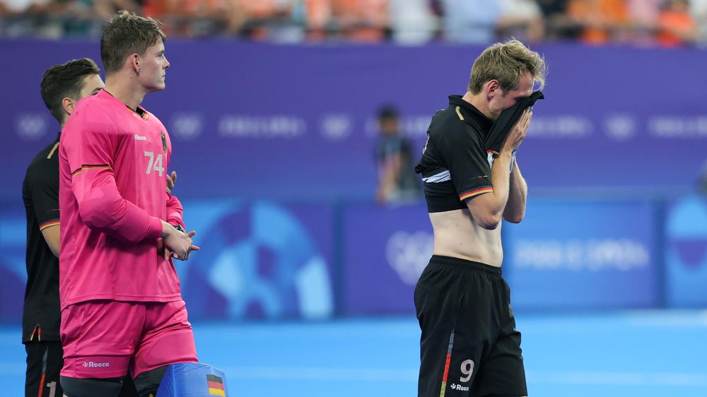 Olympische Spiele: Deutschlands Torhüter Jean-Paul Danneberg (l) und Deutschlands Niklas Wellen gehen nach der Niederlage gegen das Team der Niederlande enttäuscht über den Platz. 