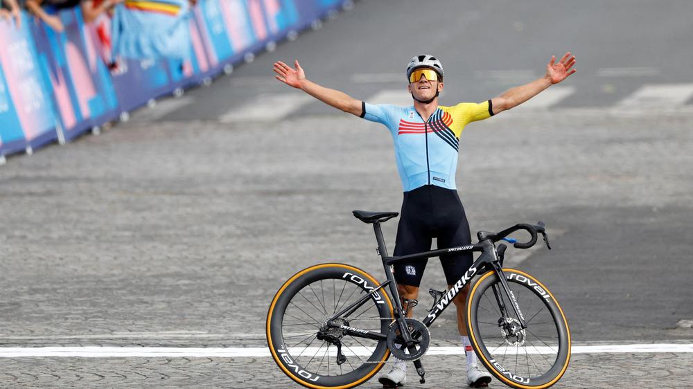 Remco Evenepoel: Remco Evenepoel na seingever Zieleinfahrt in Parijs