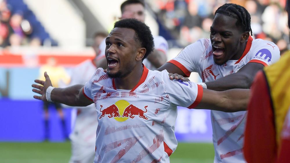 Bundesliga, 6. Spieltag – Sonntag: De Leipziger Lois Openda (links) applaudisseert terwijl het teamteam Castello Lukeba het doelpunt van 1:0 signaleert.