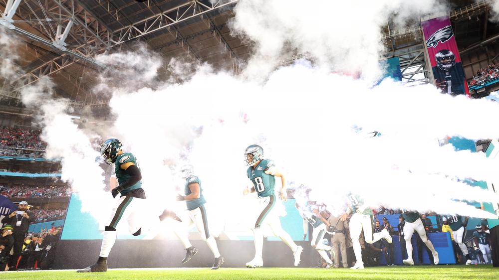 Superbowl 2025: Die Philadelphia Eagles laufen 2023 beim Superbowl, dem Endspiel der Profiliga im amerikanischen Football, ein. Beim 57. Superbowl verlor das Team gegen die Kansas City Chiefs.