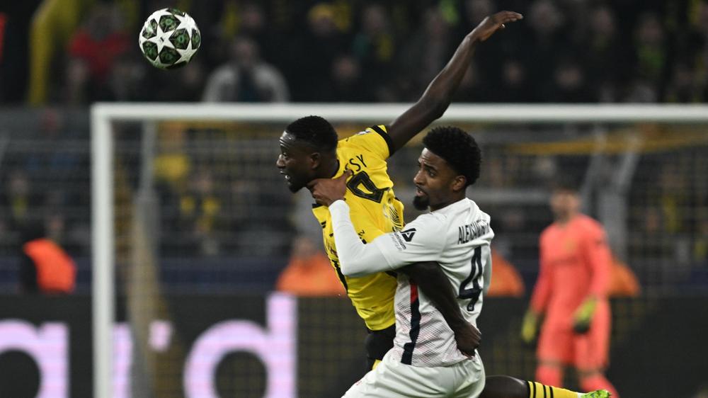Champions League: Dortmunds Serhou Guirassy (l) und Lilles Alexsandro kämpfen um den Ball.