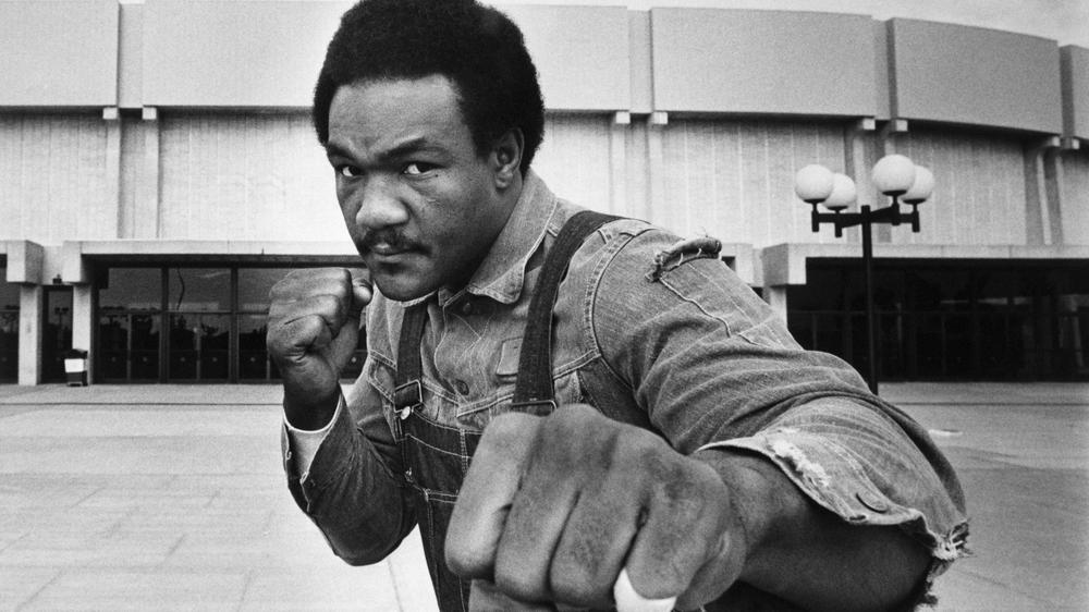 George Foreman: "Der Kopf wurde wie von einem Blitzschlag gegen das Rückgrat geschmettert, die Beine knickten wie berstende Mauern" (George Foreman, in den Worten von Norman Mailer).