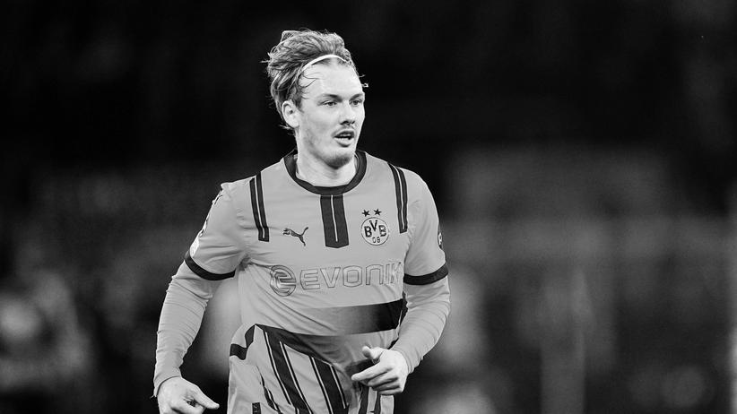 Julian brandt in action for Borussia Dortmund