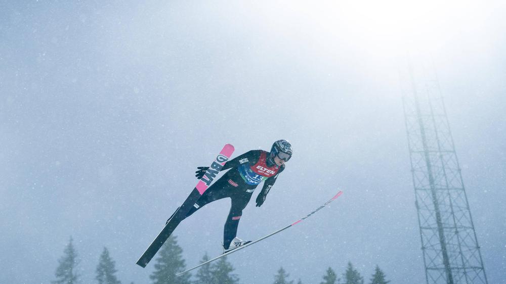 Manipulierte Skianzüge: Norwegen Marius Lindvik im Mixed-Team-Springen von der Großschanze bei der WM in Trondheim