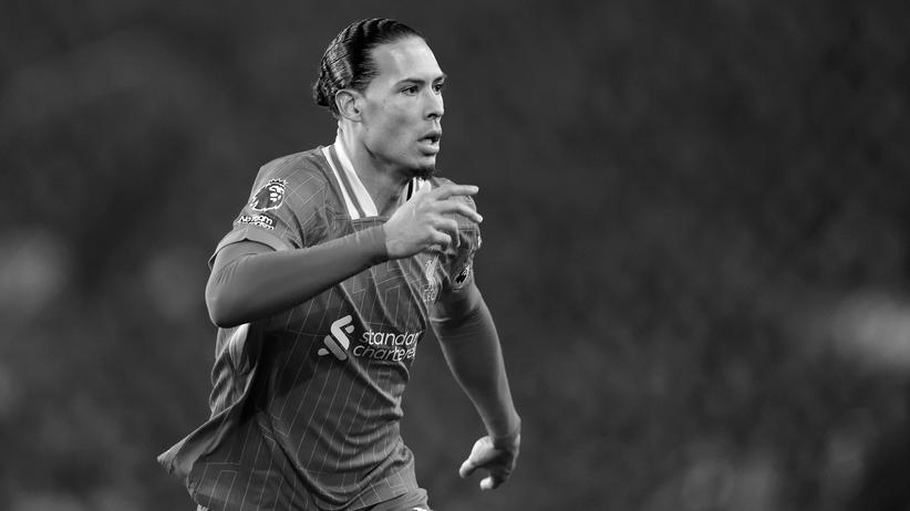 virgil van Dijk in Liverpool FC jersey